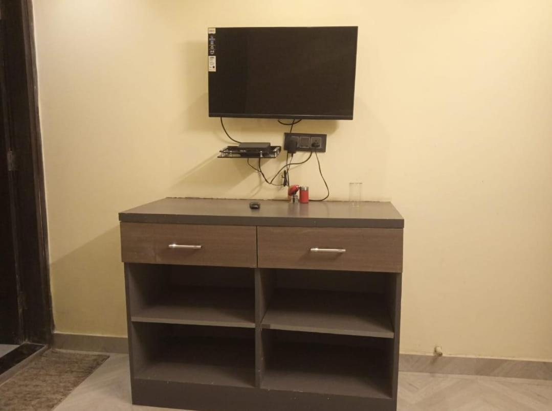 Hotel Kritika Greater Noida Kültér fotó
