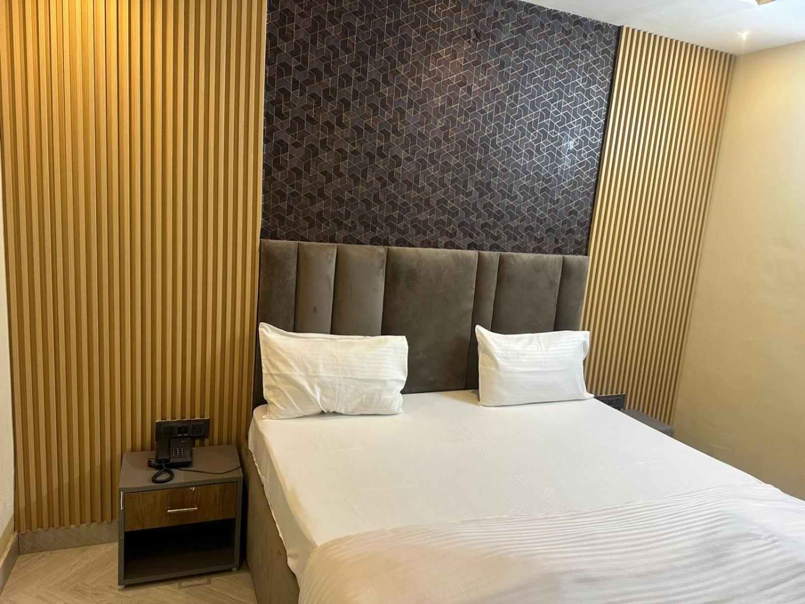 Hotel Kritika Greater Noida Kültér fotó