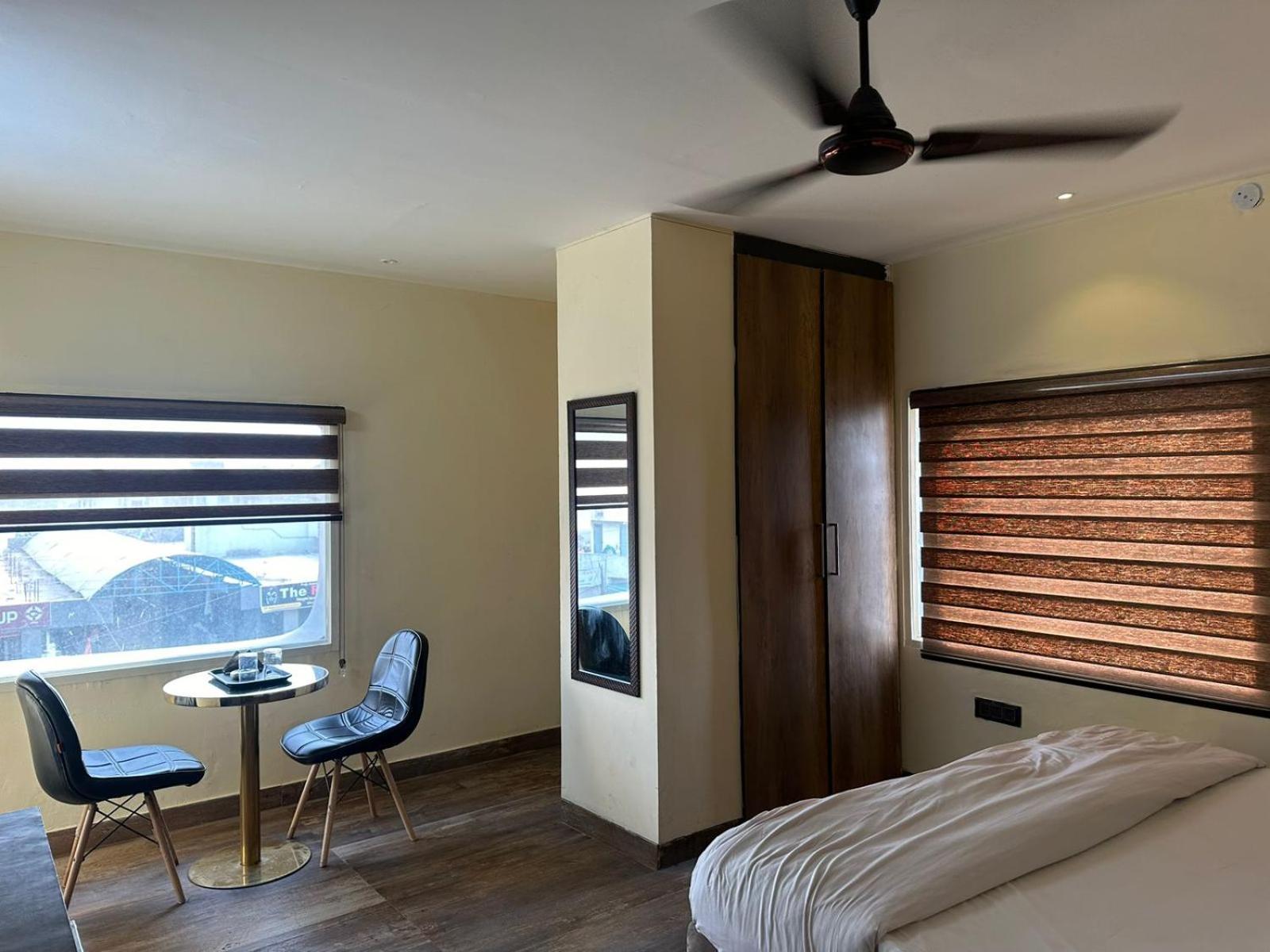 Hotel Kritika Greater Noida Kültér fotó