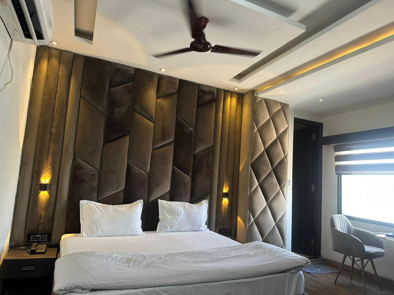 Hotel Kritika Greater Noida Kültér fotó