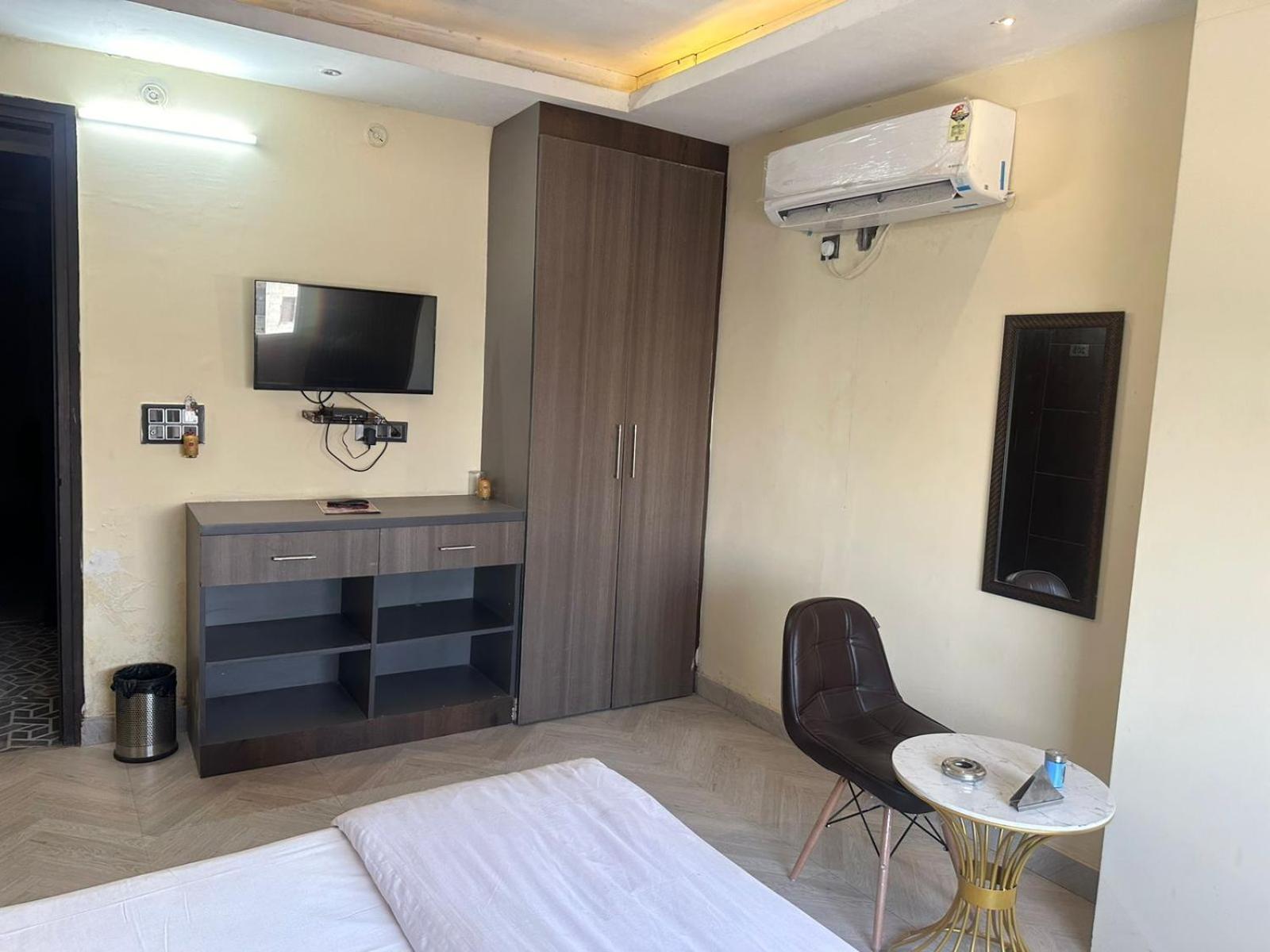 Hotel Kritika Greater Noida Kültér fotó