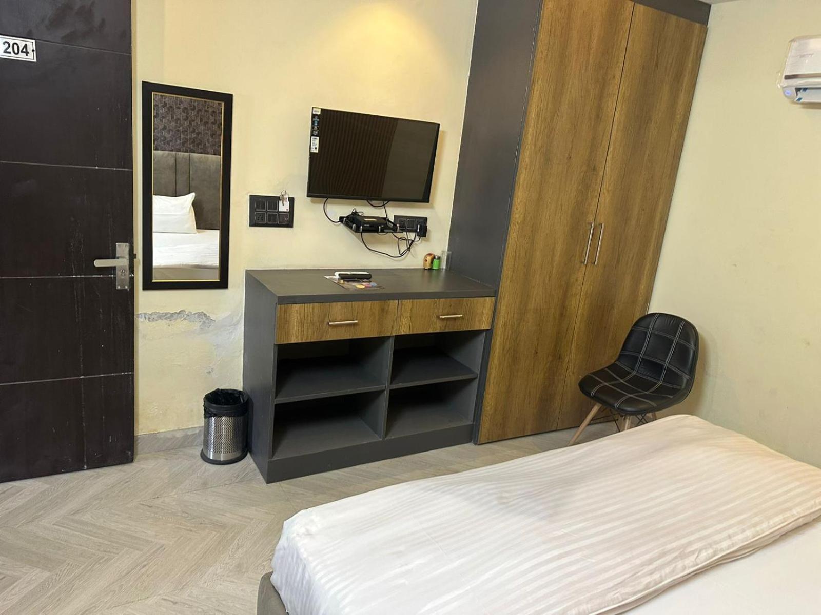 Hotel Kritika Greater Noida Kültér fotó