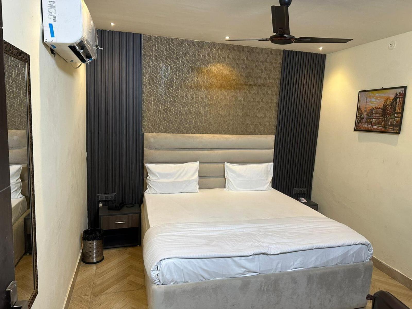 Hotel Kritika Greater Noida Kültér fotó