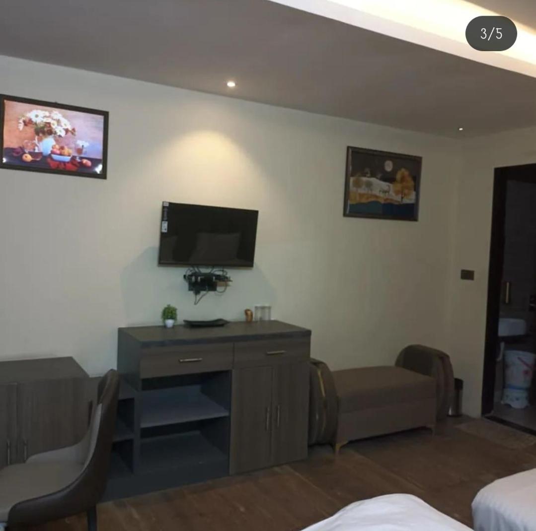 Hotel Kritika Greater Noida Kültér fotó